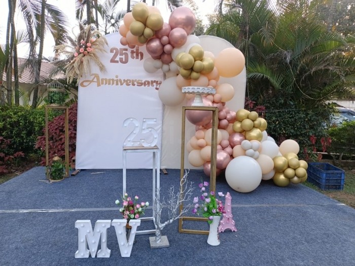 party artists gold cream theme 25th anniversary balloon decorations with plinths